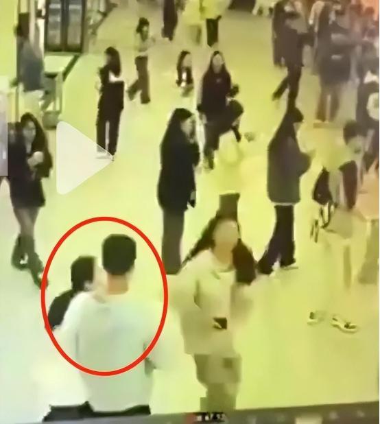 安徽宣城，男大学生，在食堂打了一碗刚出锅的面条，他旁侧有一女大学生，突然横撞过来