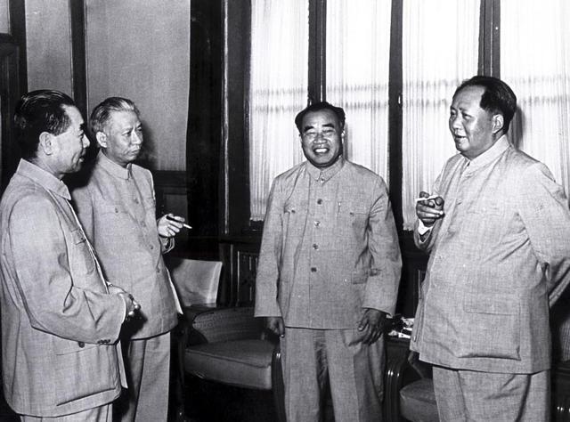 有人说，新中国的那些开国元勋，大多数都出身于中产家庭，而不是穷苦家庭。
新中国成