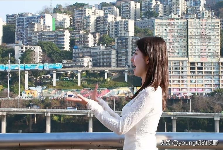 重庆李子坝的穿楼轻轨成为著名的网红打卡点后，不少游客都不远而来，只为一见轻轨穿过