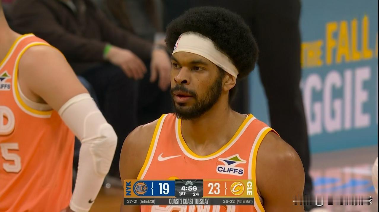 骑士当家中锋阿伦在篮下真是得吃得喝！在今天骑士主场迎战尼克斯的焦点战中，目前双方