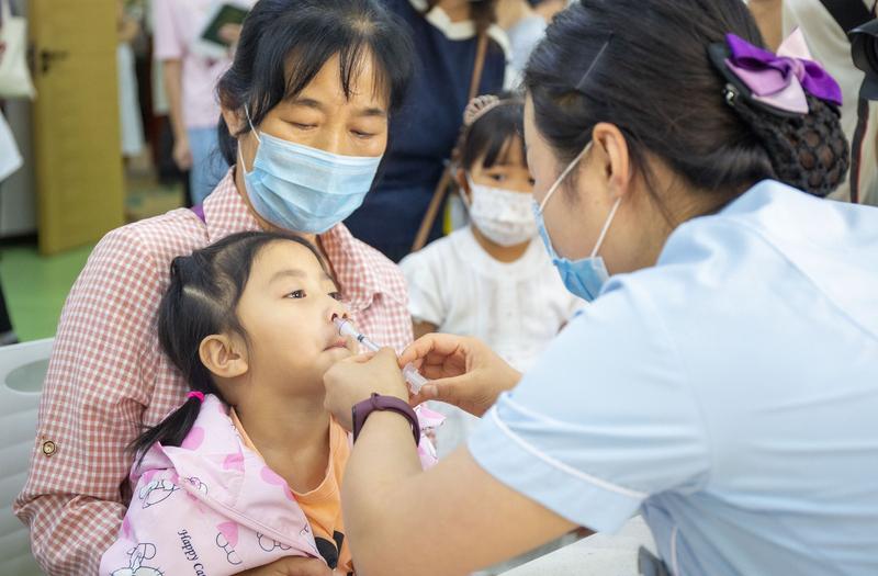 流感疫苗该不该纳入医保，这是个值得探讨的问题。从个人角度看，打一针流感疫苗得花不