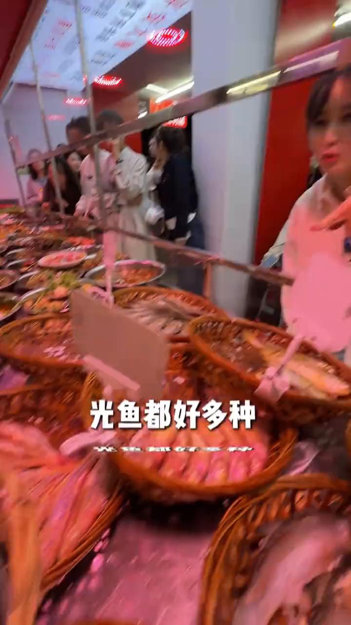 到了潮汕怎么能不体验打冷文化？所以今天我要带你们去吃一间非常道地的生腌店。好多人