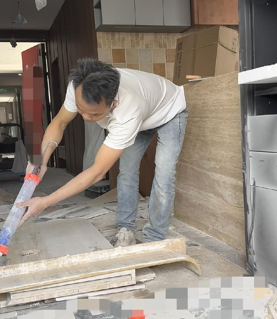 河北邢台来的石材安装师傅，
跟着老乡来到天津滨海新区讨生活。
一点点踏实学手艺，