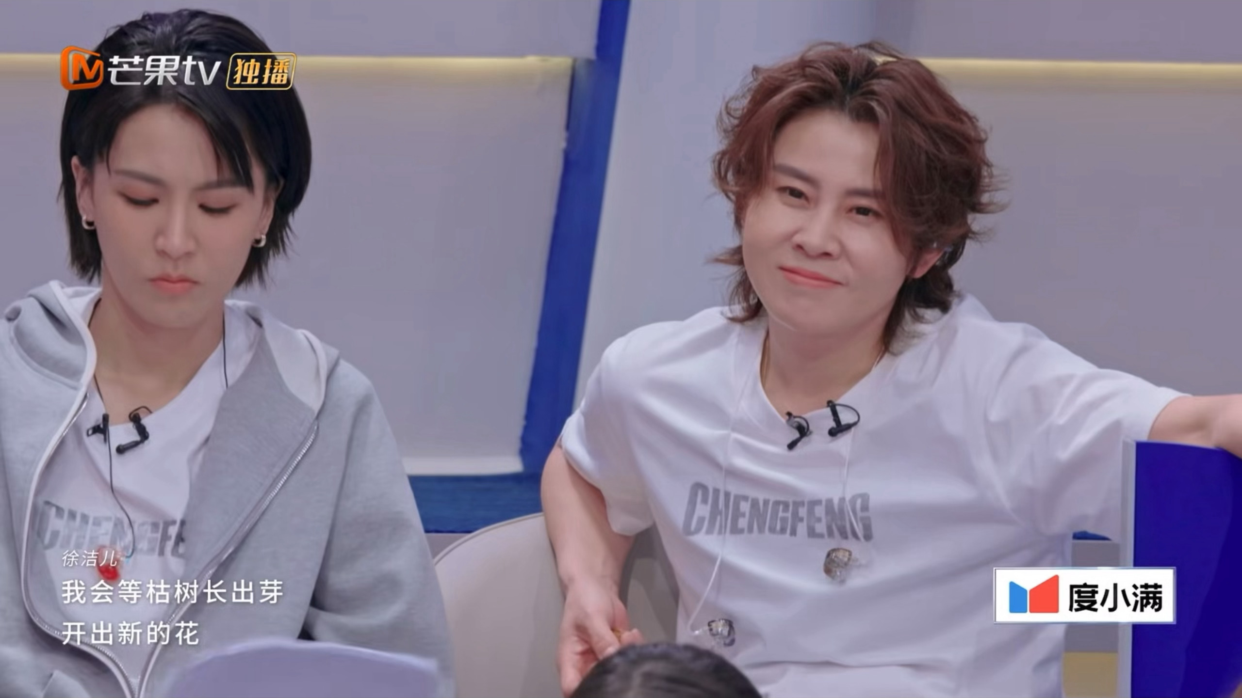 王濛就这样欣慰地看着努力唱歌的李小冉王濛看李小冉的眼神