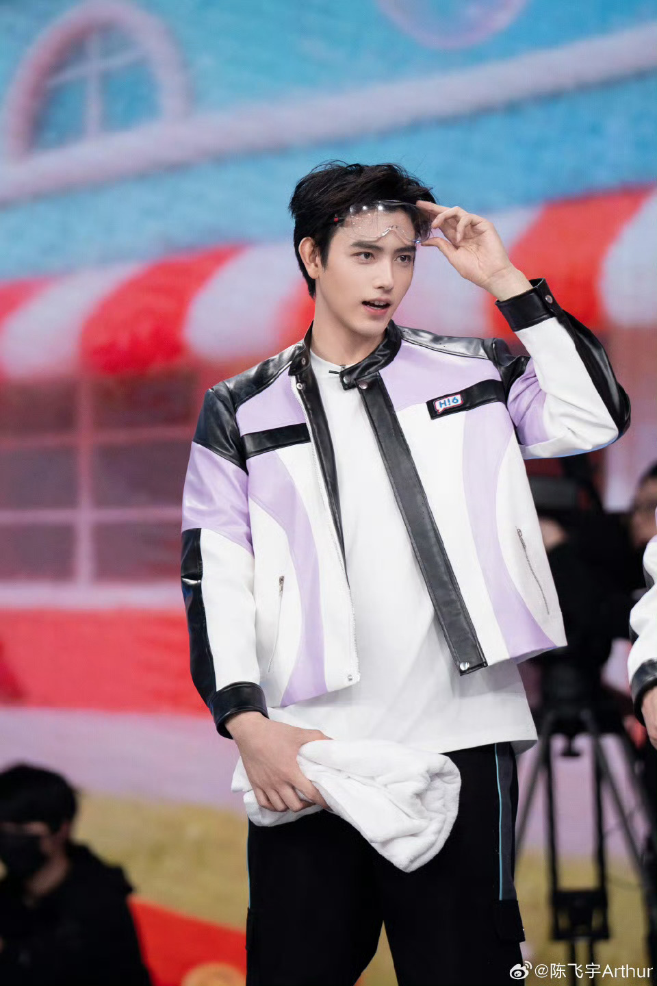 陈飞宇王嘉尔一见面就考级留子式交流也太好笑了！陈飞宇王嘉尔一见面就开启英语考级，