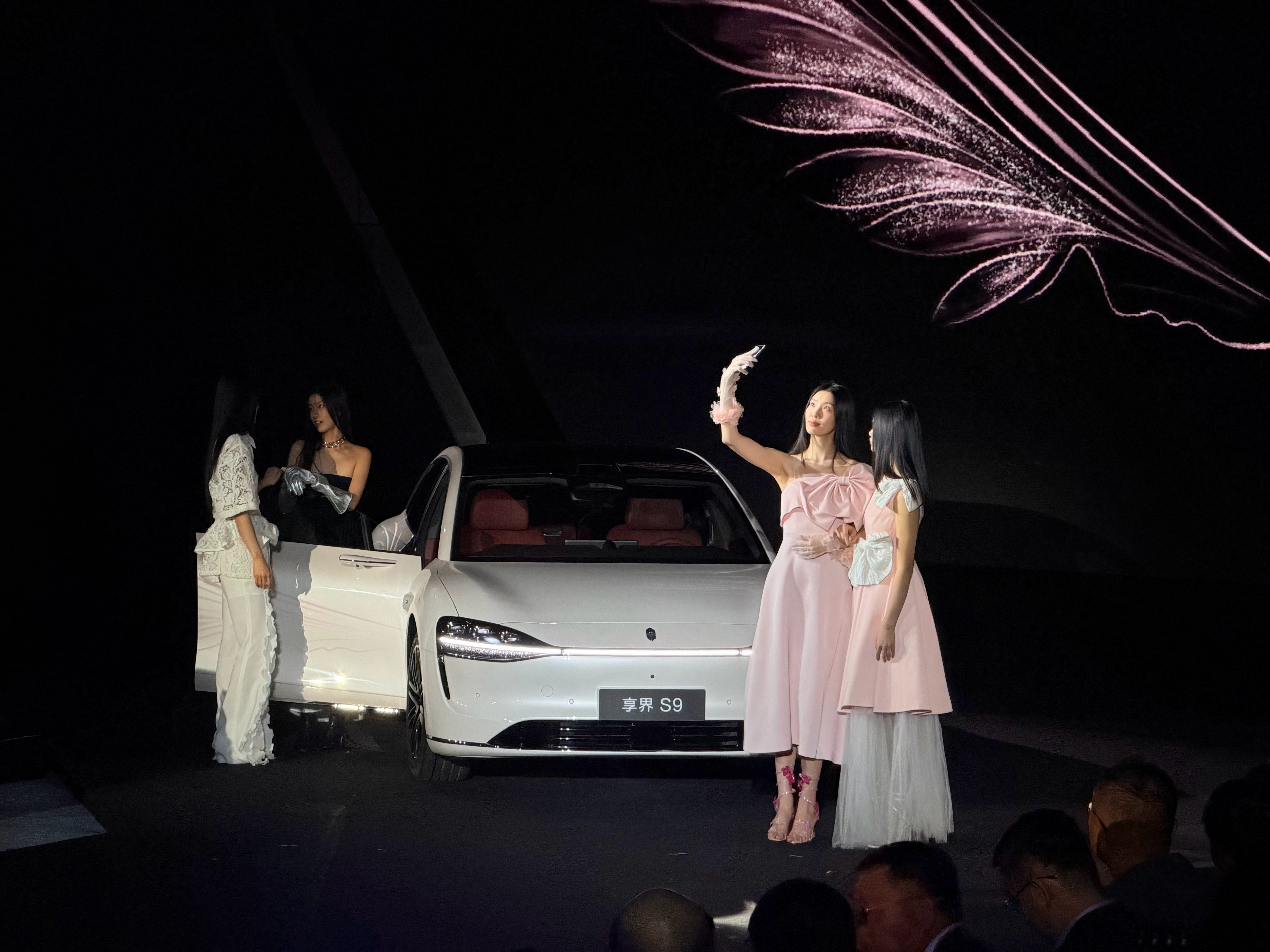 享界粉白新车色亮相北京时装周 今儿从广州落地北京，马不停蹄的来看北京时装周大秀。