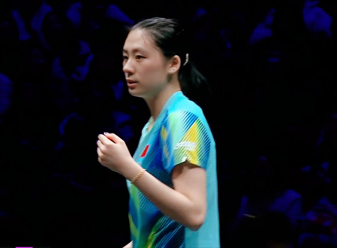 侯英超说：大藤沙月一个侧拉，陈熠脑袋空了。
擦汗的时候，
不是想怎么解决打接下来