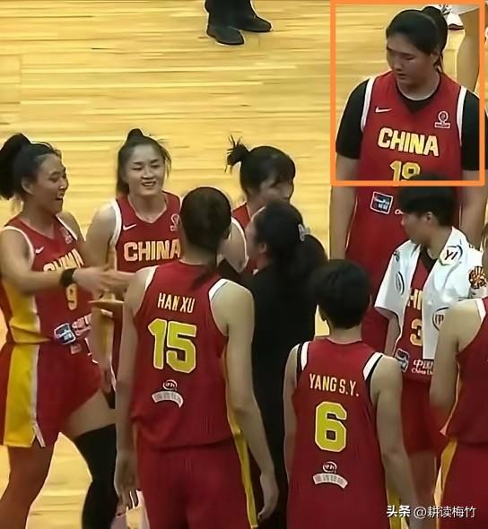 郑薇指导为什么没有拥抱张子宇！

中国女篮输比利时后郑薇指导走进场地与女篮姑娘逐