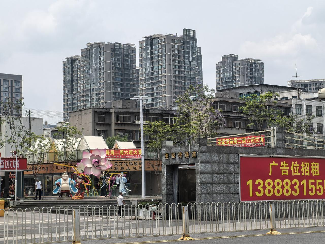 还真的是这样的，在昆明这边，只要是有一块空地，要不就是建露天的集装相铁棚子商业，