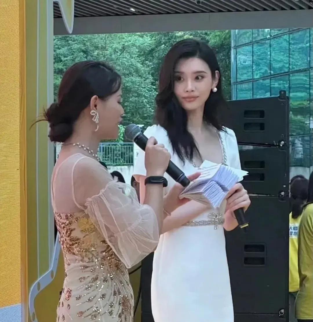 奚梦瑶现身珠海
在活动现场，奚梦瑶穿着小白裙
长发披肩，身材苗条
非常的好看
这