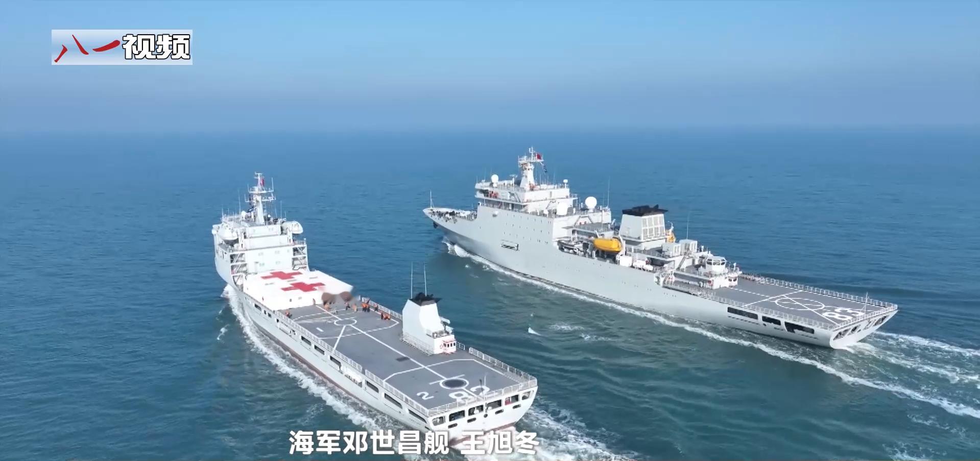 并排航行的邓世昌号多功能训练舰和戚继光号专业训练舰。 ​​​