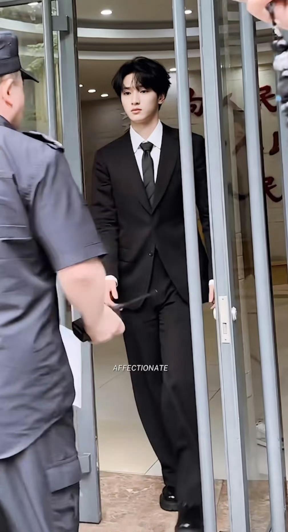 严浩翔答辩顺顺利利～好美味的一张图 