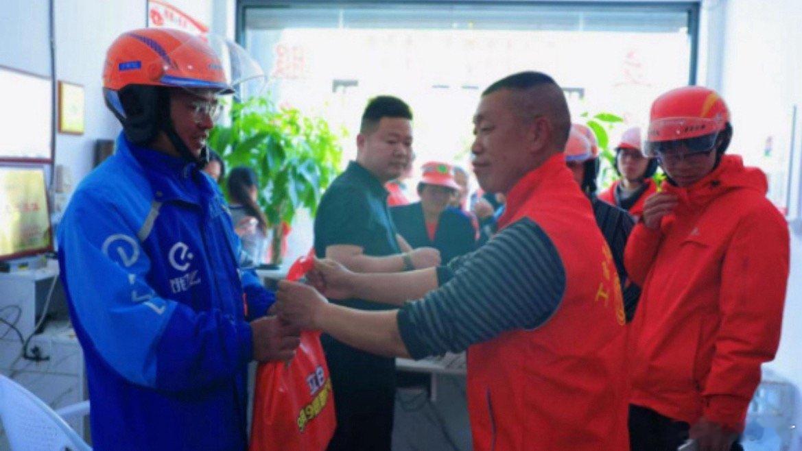 台州五一大礼包暖到环卫工人心窝里五一期间天台平桥镇开展关爱志愿活动，理发义诊普法