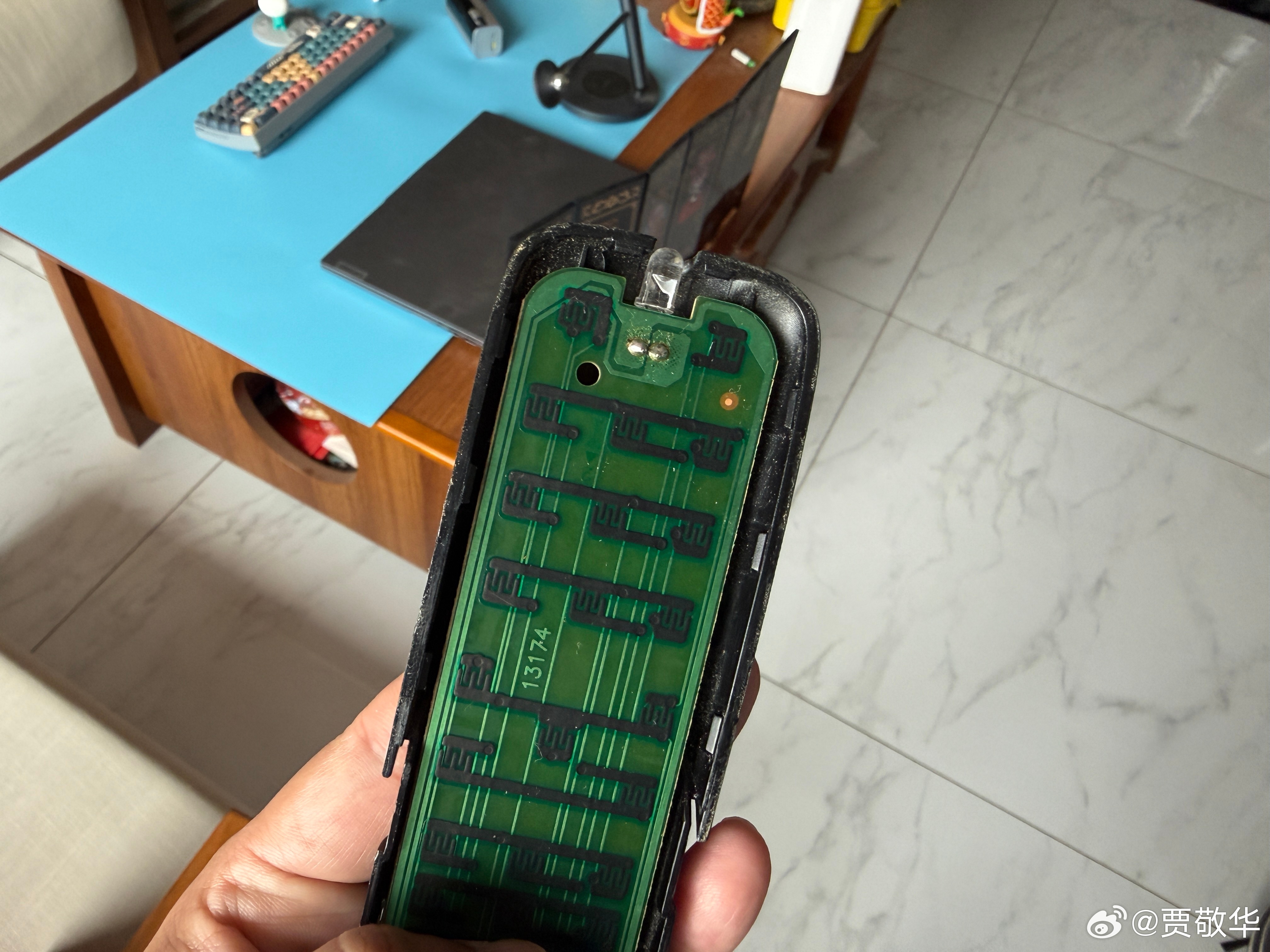 家里的电视遥控器坏了，按哪个键都不管用，换了新电池也不行。后来干脆拆了，把电路板