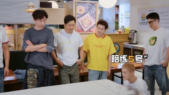 鹿晗旺邓超哈哈哈哈哈原本掌握玩法要领的邓超，实操时却接连翻车，理论和实践的差距引