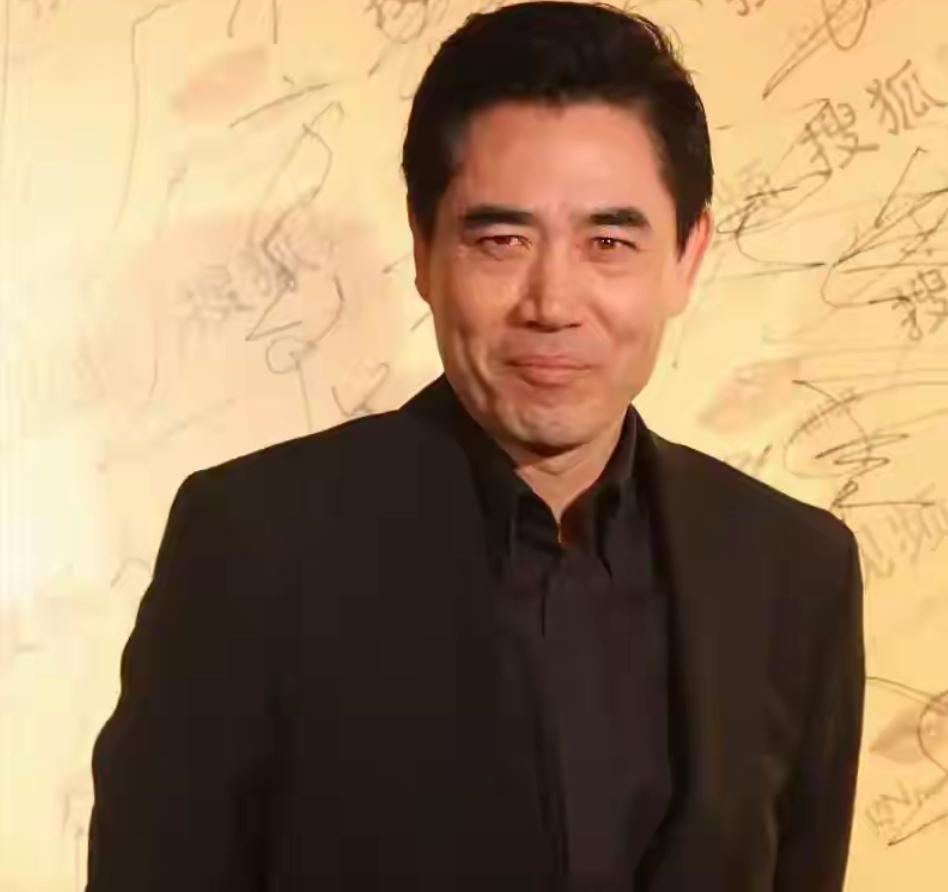陈宝国近况令人揪心！发福显老像80岁，独子43岁还不婚成唯一心病娱乐 明星