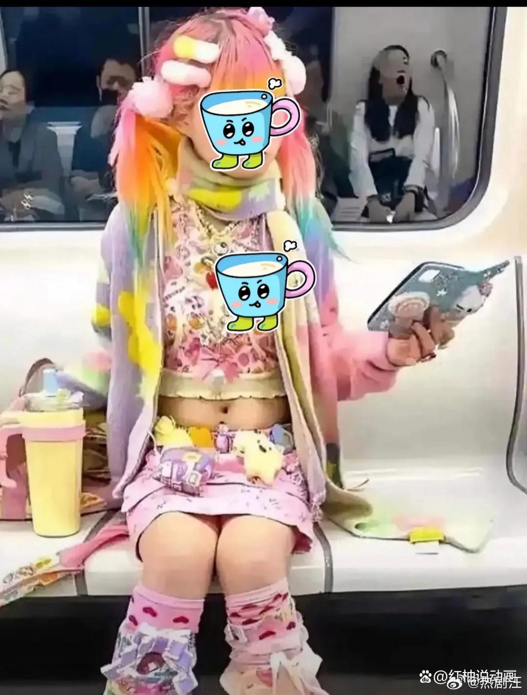 现在年轻人的穿衣时尚就是打破常规，敢于尝试。只要我自己不尴尬，尴尬的就是别人。 