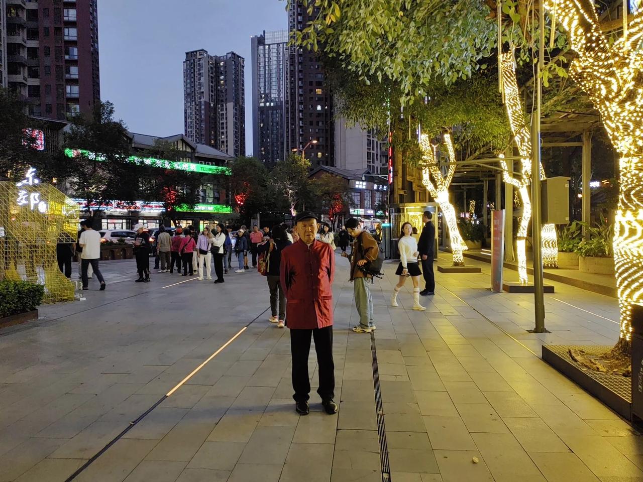 江南好·携父夜逛东郊记忆
东郊夜，
灯火映天明。
涌动人潮商贾盛，
闹中取静市井