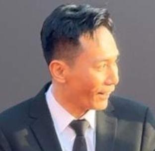 2026年3月20日，首届CMG中国电影盛典在北京举行。红毯环节设在户外，当天气