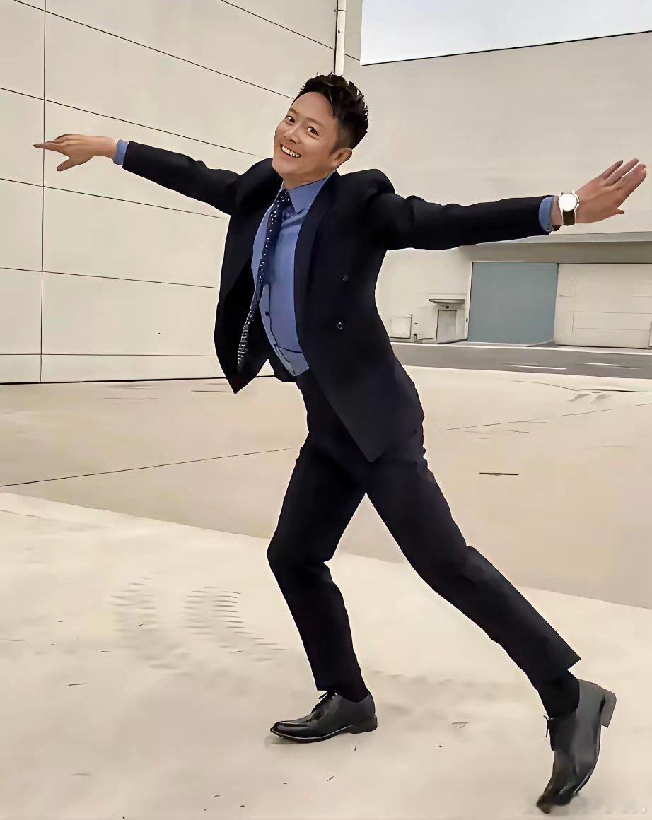 我去查了一下，当年印小天最困难的那段时间，有3个明星站出来力挺他，其中有一个现在