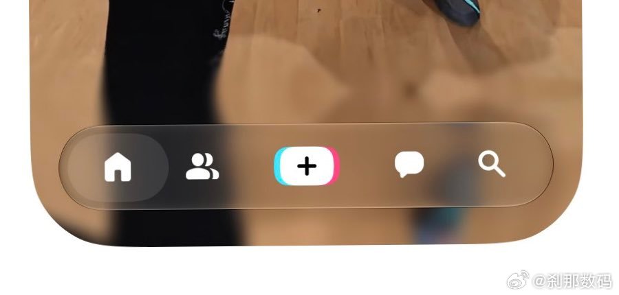 TikTok 拥抱液态玻璃 UI 设计语言了 