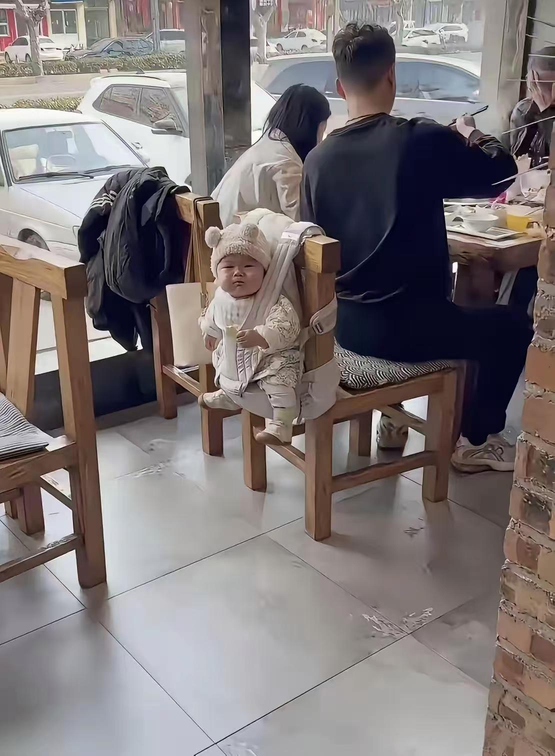 这顿饭非吃不可吗？
人把娃抱走了都不知，
真让人又气又急！
如今人贩子太猖獗，