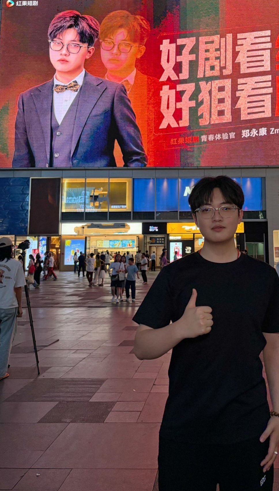 赛场之上是杀伐果断的枪男，故乡大屏前是意气风发的少年，ZmjjKK的自信藏在每一