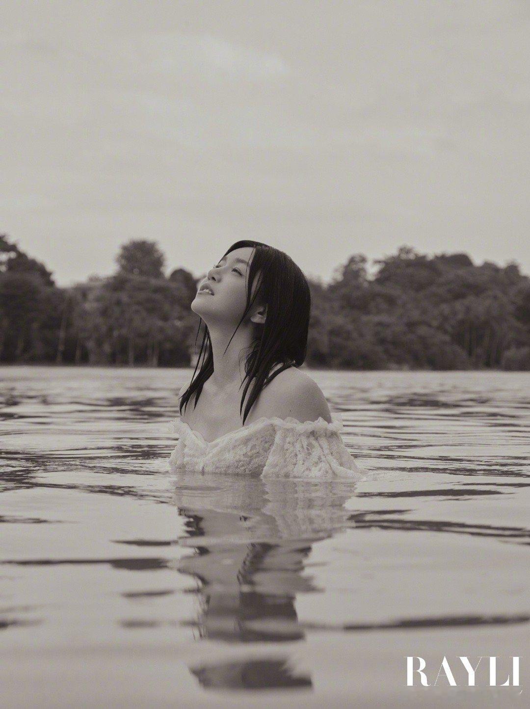 陈妍希南洋假期大片陈妍希南洋循迹大片 被陈妍希这组《瑞丽》封面美到了！南洋的阳光