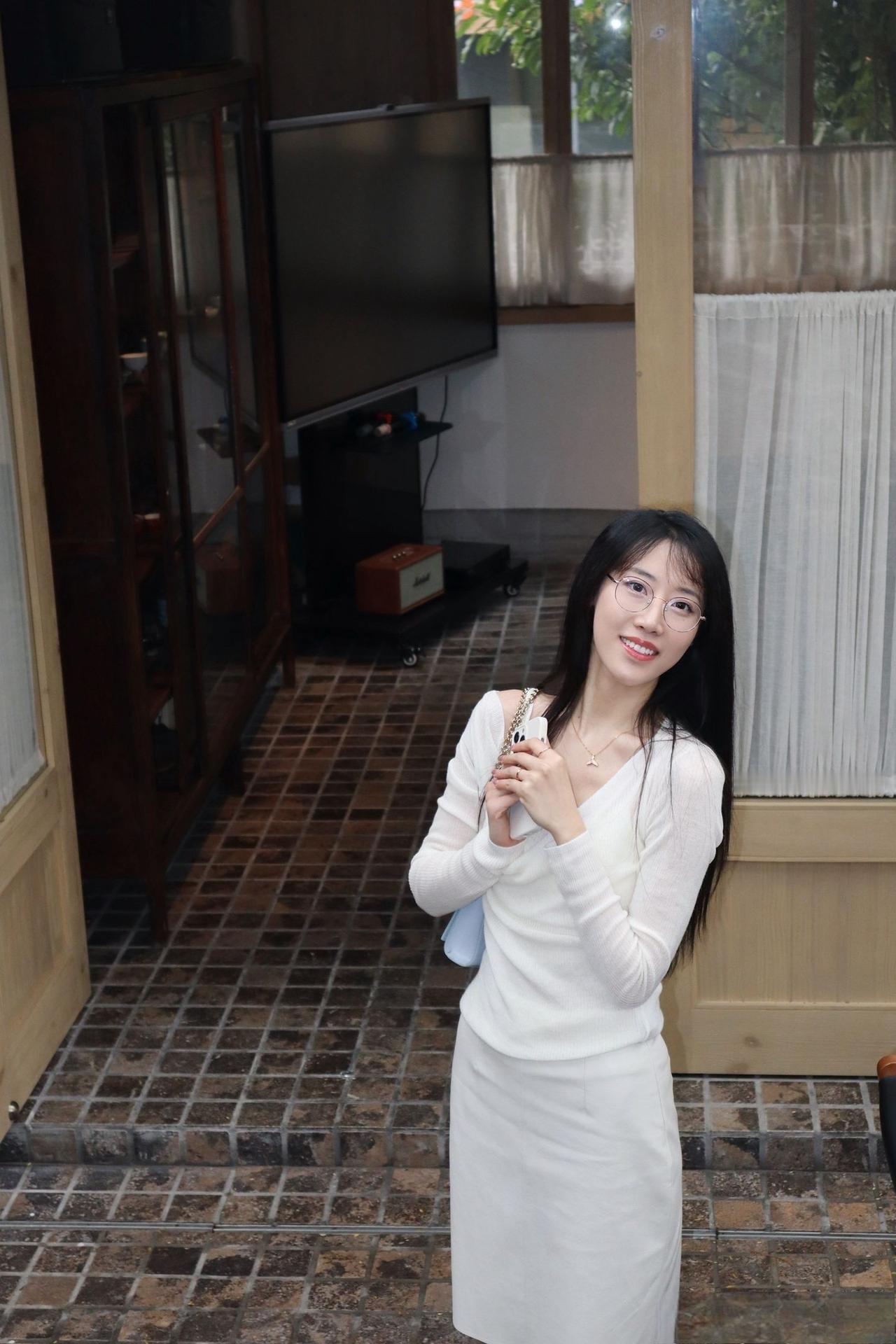 这套是“极简温柔风”穿搭，自带清冷高级感：
 
- 单品选了白色针织套装，上衣的