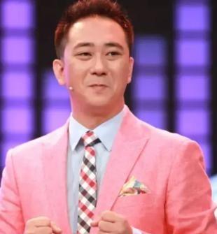 当年，王自健因为说错话，被妻子打了500个耳光，他卑微地跪地求饶：别打了，我都没