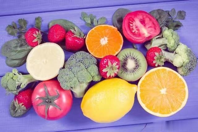 宝宝皮肤过敏不能吃什么　　1、不能吃鸡蛋、奶制品和零食　　虽然牛奶的营养非常很全