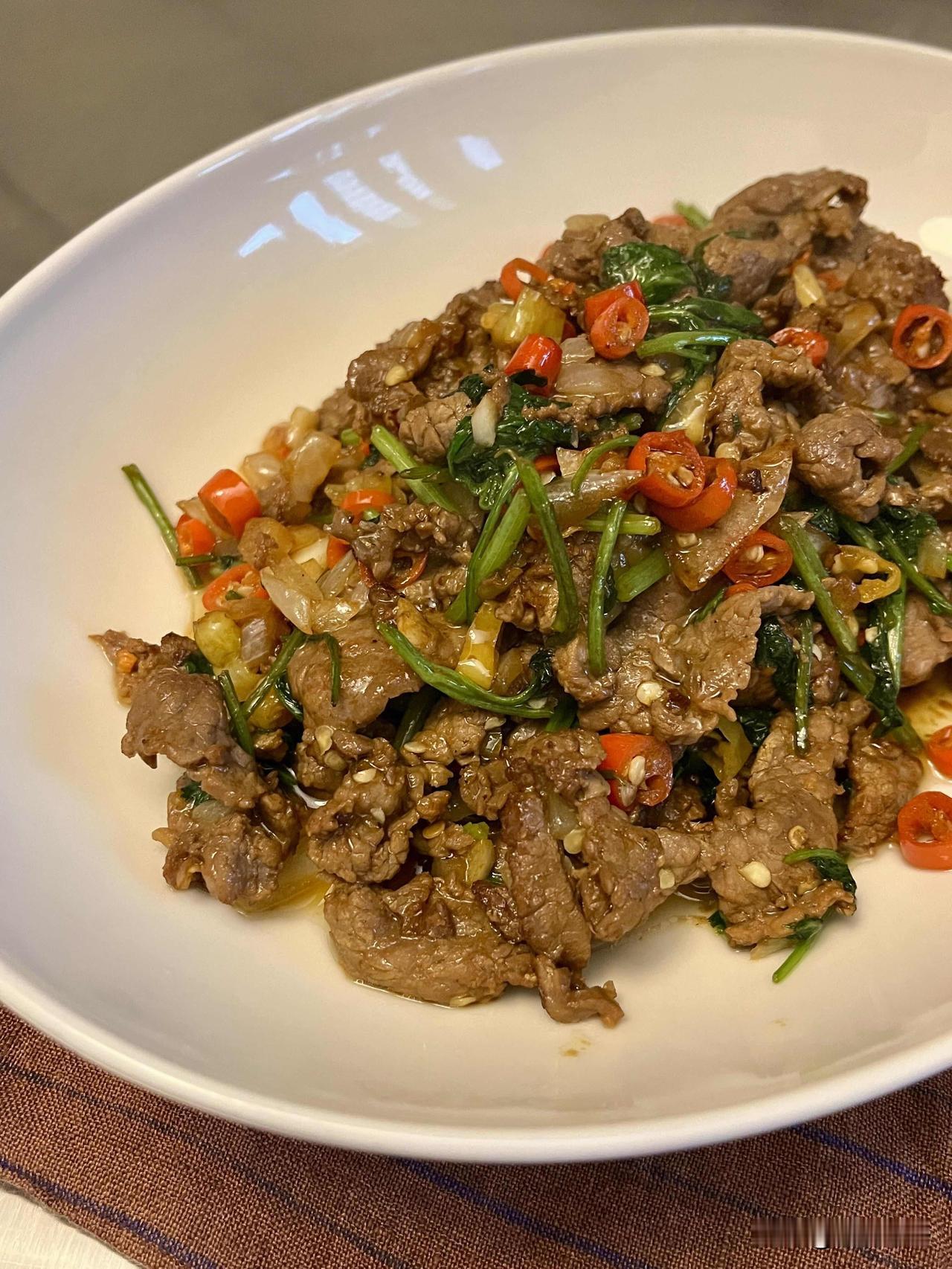 运动后炫这锅小炒黄牛肉，也太曼妙了！
谁懂啊！
练完一身汗，就馋这口热辣入味的小