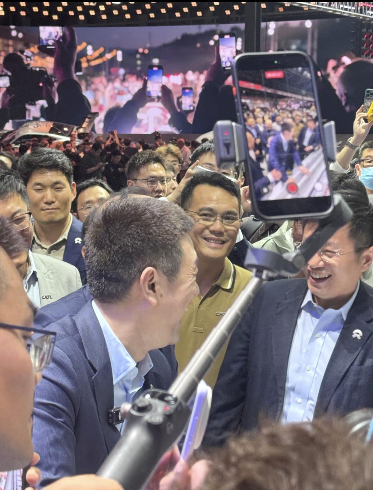 北京车展上，李斌跑到宁德时代的展台和曾毓群有说有笑。
李斌感叹市场“太卷了”，曾