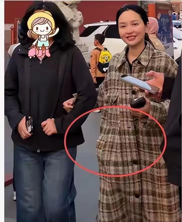 金莎的肚子，比结婚证先一步公布了答案。
昨天北京胡同里，她挽着的不是小19岁的老