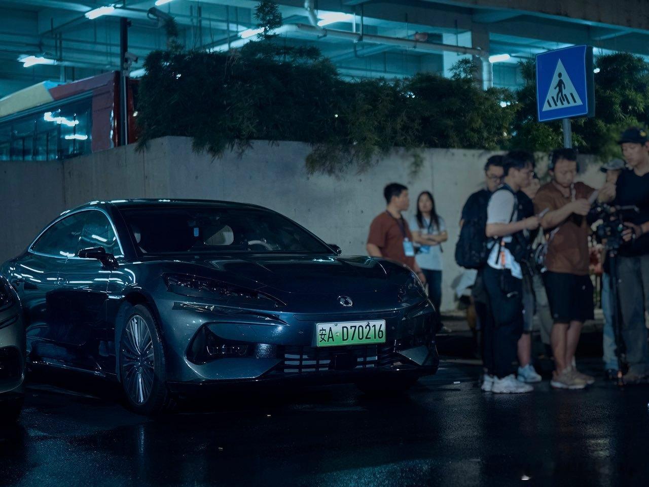 比亚迪，致敬每一位守护者！在寂静的黑夜里，你们化身无名英雄，守护着万家灯火，以无