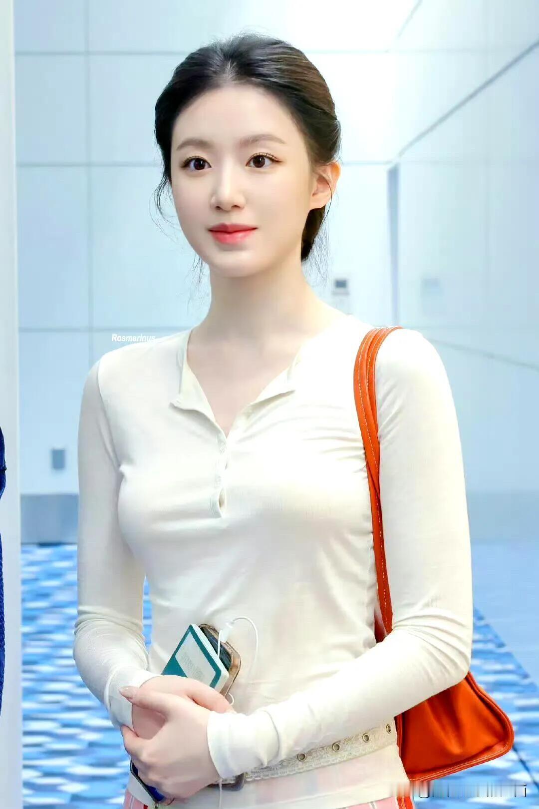 她好美啊，这才是比范冰冰都要美的大美女，眉眼干净利落，五官精致，不需要美颜滤镜了