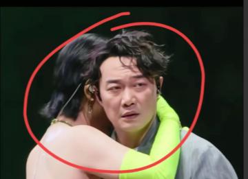 现在全网最尴尬的人就是陈奕迅了。他估计怎么也没想到，本来过生日只想好好唱个歌，跟
