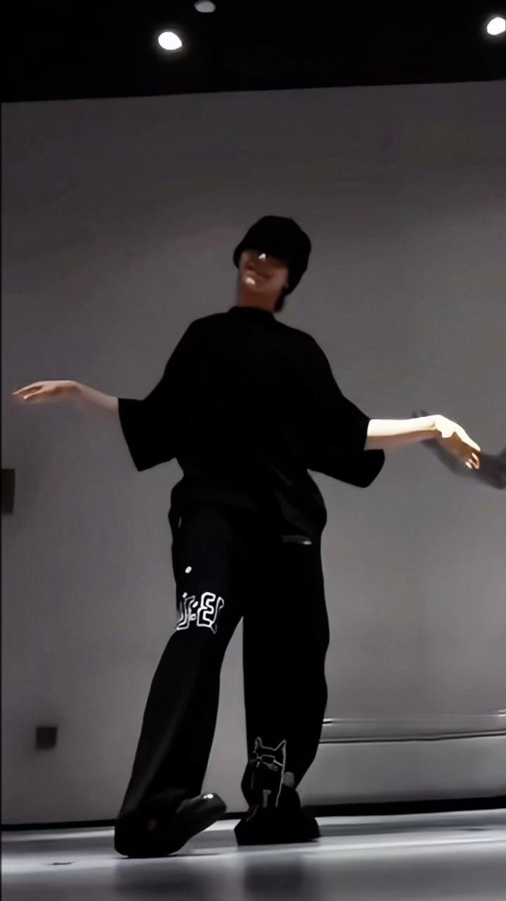没人逃得过这几秒。笑……他还一边抖胸一边笑苏新皓