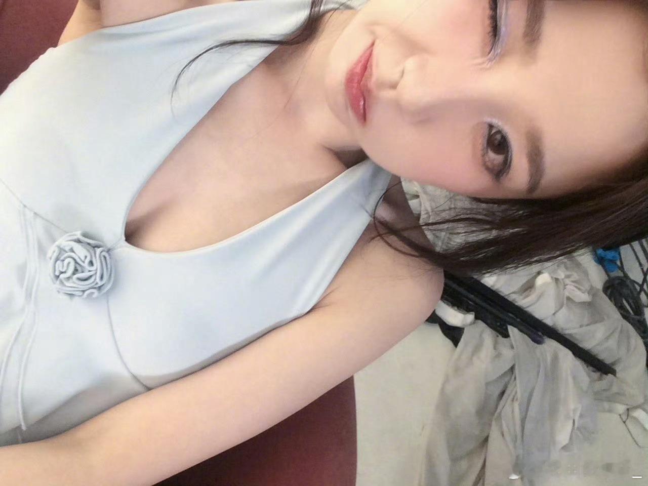 感谢女神半夜提供灵感 明天出门就化这个[舔屏]（我真的超爱绿色，蓝色眼影） ​​