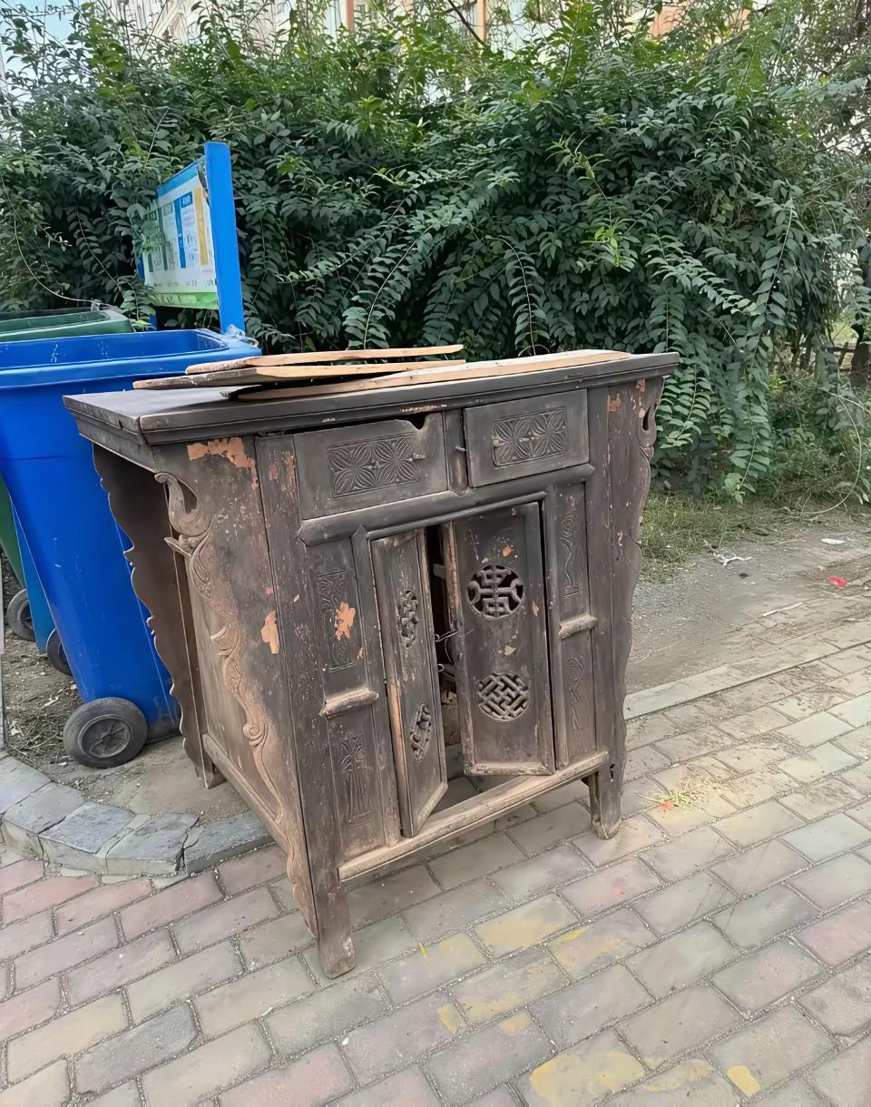 不知道谁丢弃的，
有些年树了，
我拿回去，
再放个几十年不就是古董了吗？
想到这