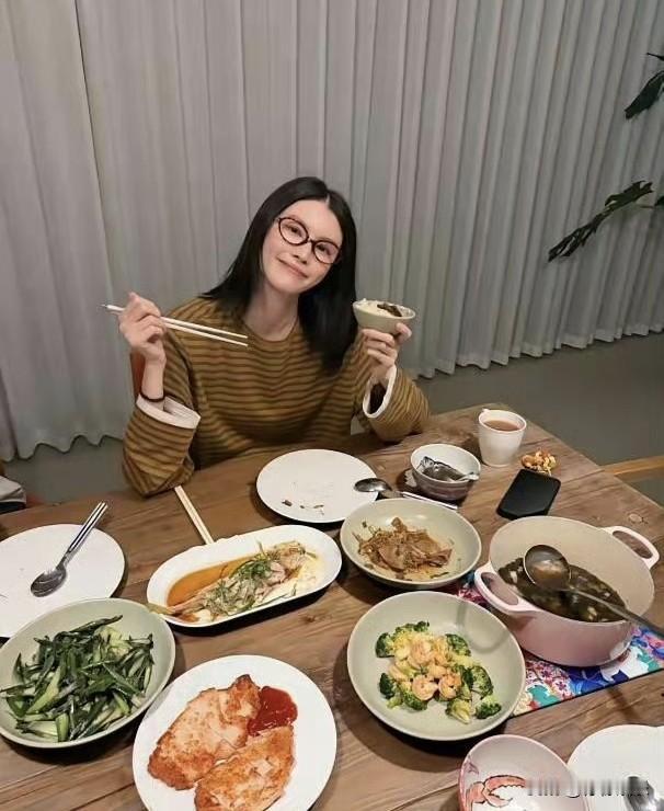 何穗晒出老公陈伟霆做的五菜一汤
甜蜜日常令人羡慕

据悉
照片里的五菜一汤摆盘精