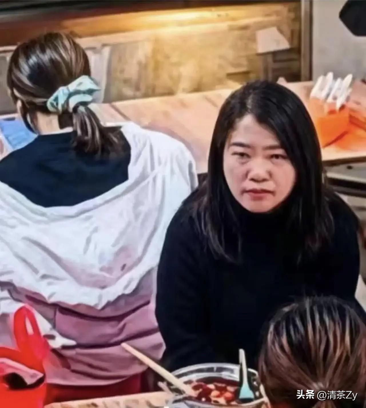 警方出手问题解决的就是快！往别人羽绒服帽兜里泼螺蛳粉油汤的黑衣女子已经找到了！