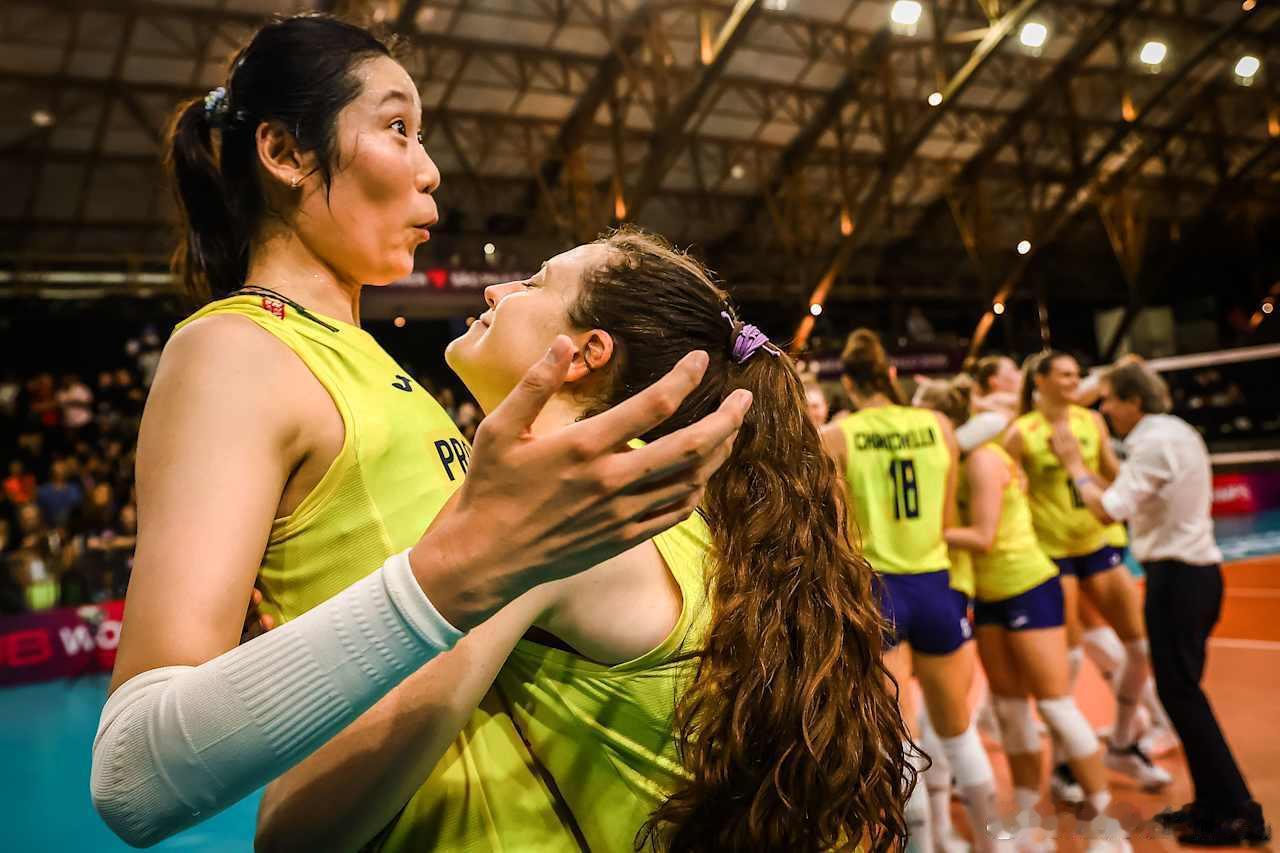 拥抱，是心灵深处的暖流；在融化所有疲惫的同时，又给予无限的勇气。