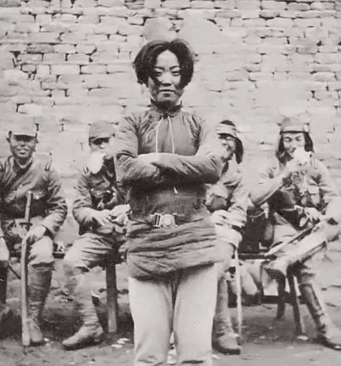 每次看到成本华那张照片有不同的感受，都被深深震撼。照片里的她双手交叉在胸前，昂然