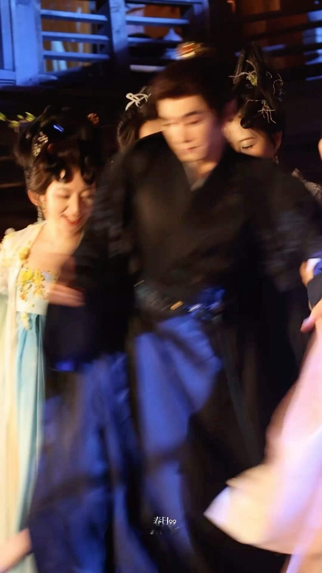 能不能让我演一分钟我保证演的比她们还专业在摸人这一块我还是很懂的陈哲远敖炽