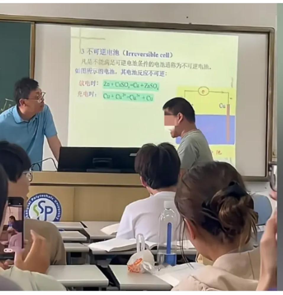 老师们，如果你的课堂上有个学生对着老师喊“da”喊“sha”，你该肿么办？就问你