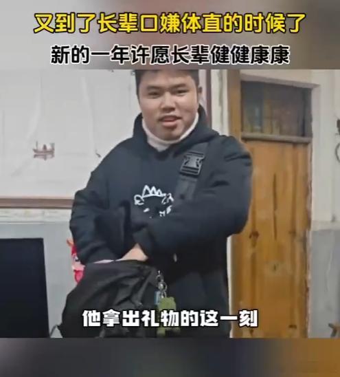 杭州78岁爷爷收到外孙礼物后多次落泪 每年回家，带着满心的思念和感恩，今年终于能