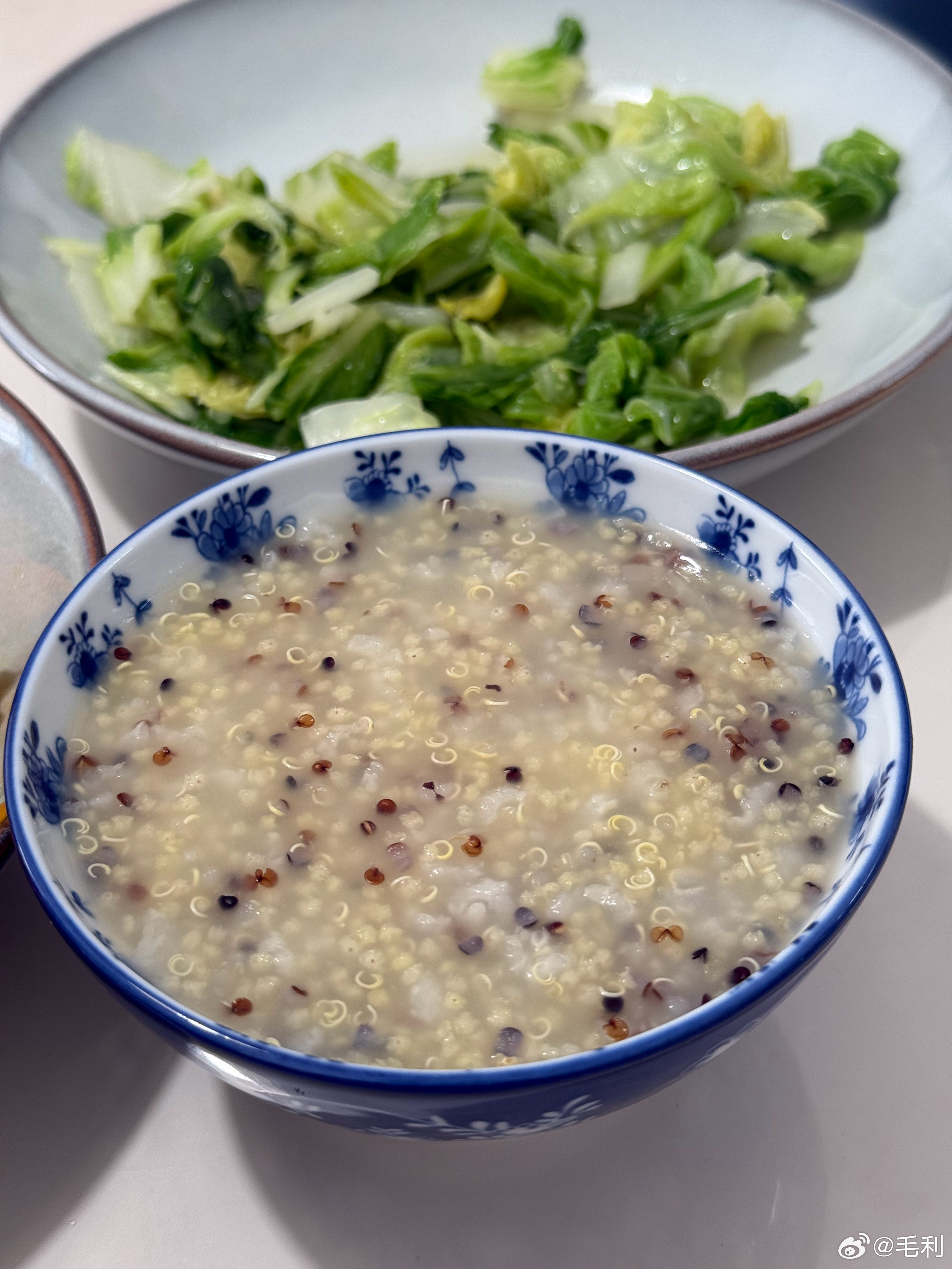 今天来例假肚子有点疼随口抱怨了一句小陈：吃碗稀饭你就会好我：为啥？他：人类未开智