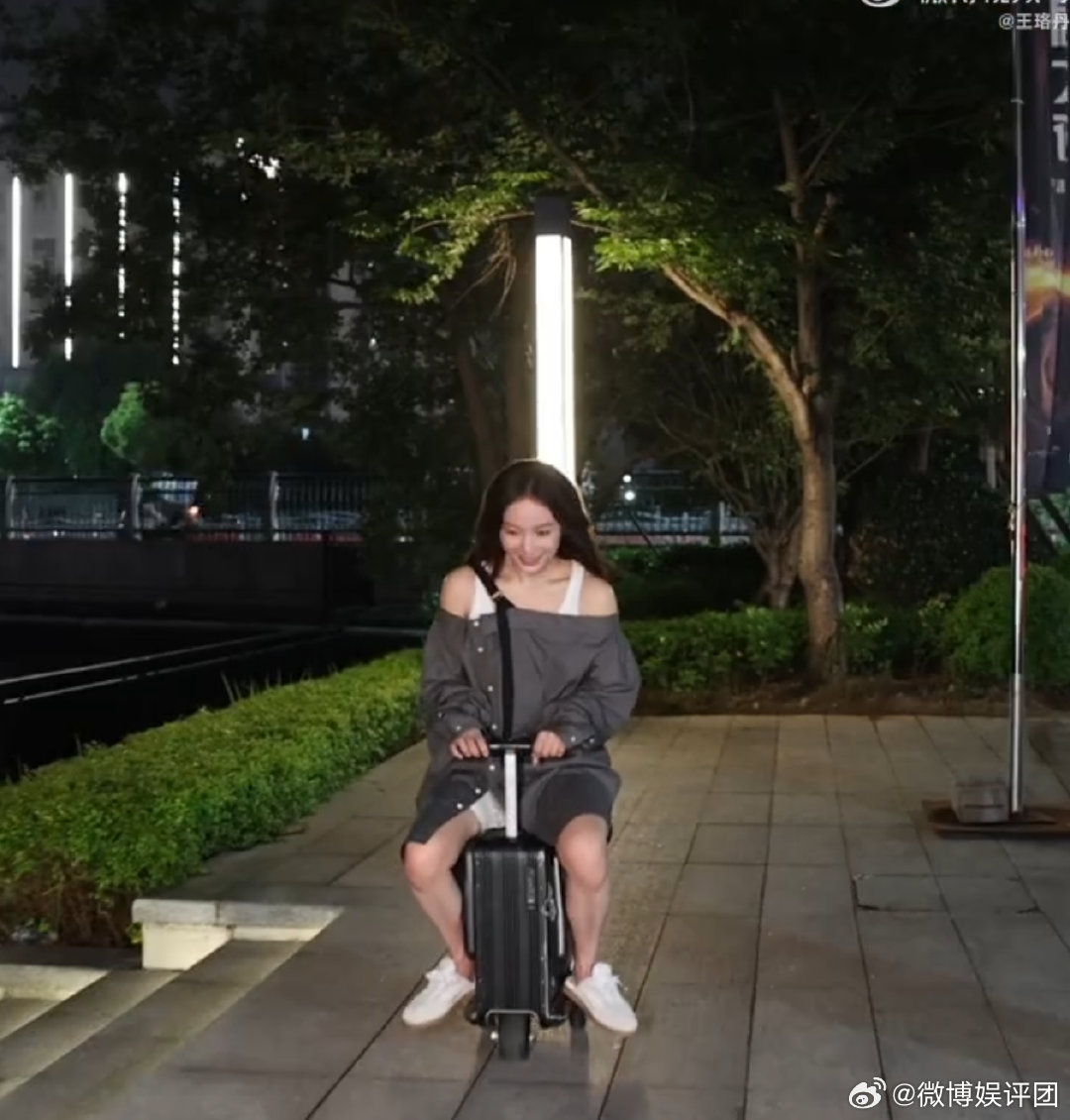 王珞丹骑电动行李箱出街怎么才能拥有王珞丹的肩线 夜晚、路灯、微风，还有骑在行李箱