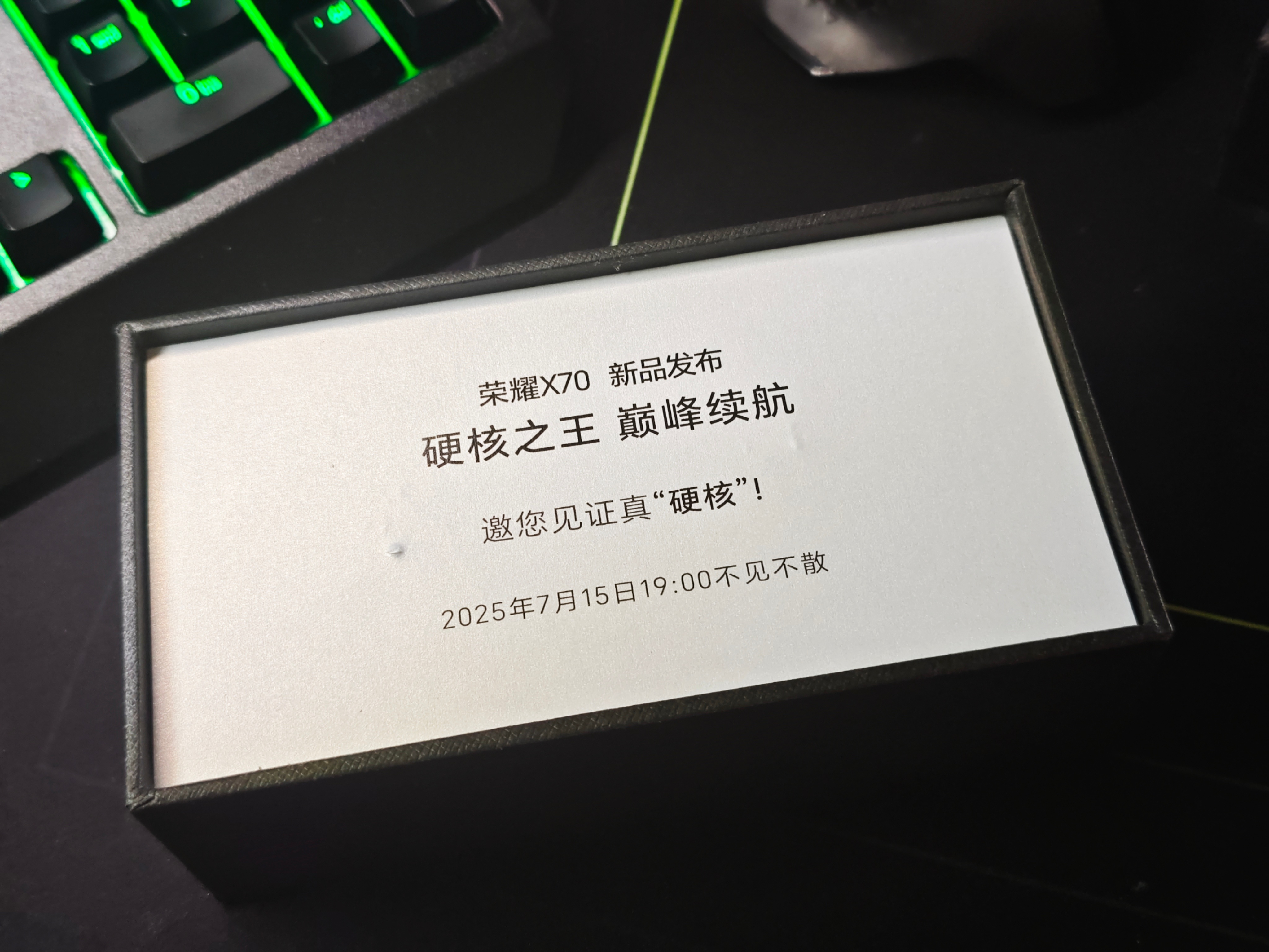 荣耀X70真硬核收到荣耀X70邀请函了，主打一个真硬核。材质硬、防水硬、续航硬，